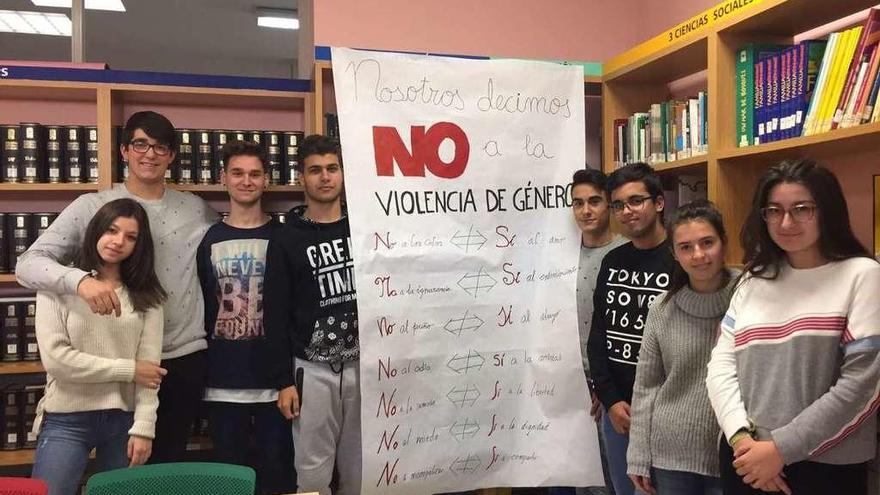 Alumnos de Bachillerato junto a un cartel contra la violencia de género.