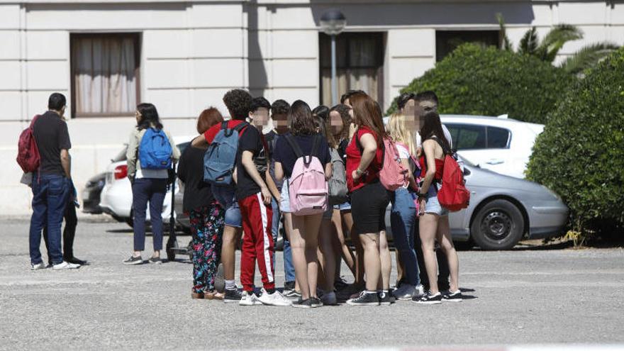 Alumnes de l&#039;institut, fora del centre on ha tingut lloc l&#039;apunyalament