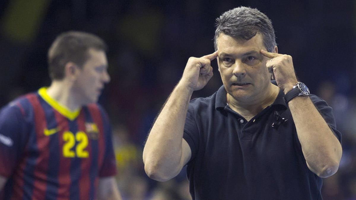 Xavi Pascual da instrucciones a sus jugadores durante un partido de la Liga de Campeones de balonmano