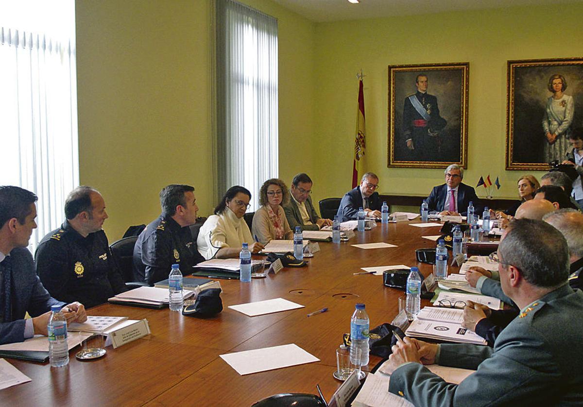 Responsables de la Delegación del Gobierno, la Consejería de Sanidad y las Fuerzas de Seguridad, durante la reunión de ayer.