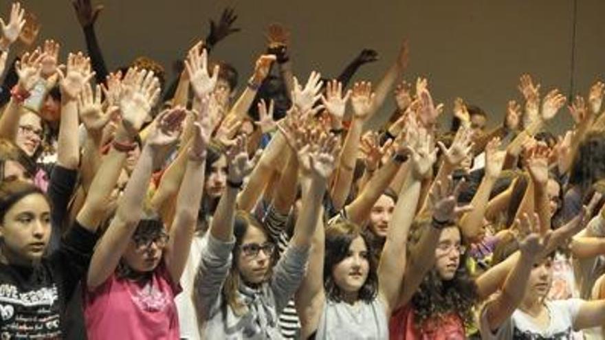 Assaig d&#039;ahir del cor que actuarà en la funció de demà, amb alumnes de l&#039;institut Castellet de Sant Vicenç, de l&#039;institut Lluís de Peguera i del col·legi Oms i de Prat de Manresa