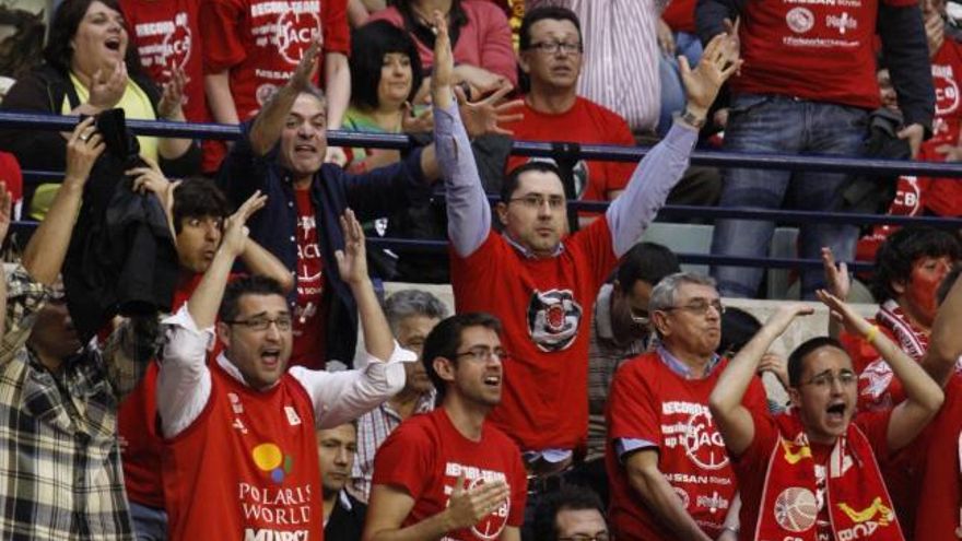 Aficionados en el partido que significó el ascenso a la ACB.