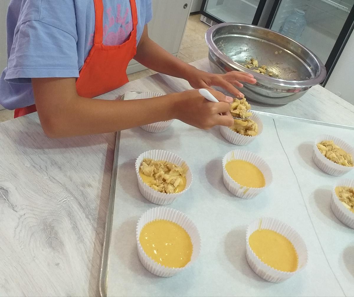 Proceso de elaboración de unas magdalenas de chocolate en Almas Dulces.