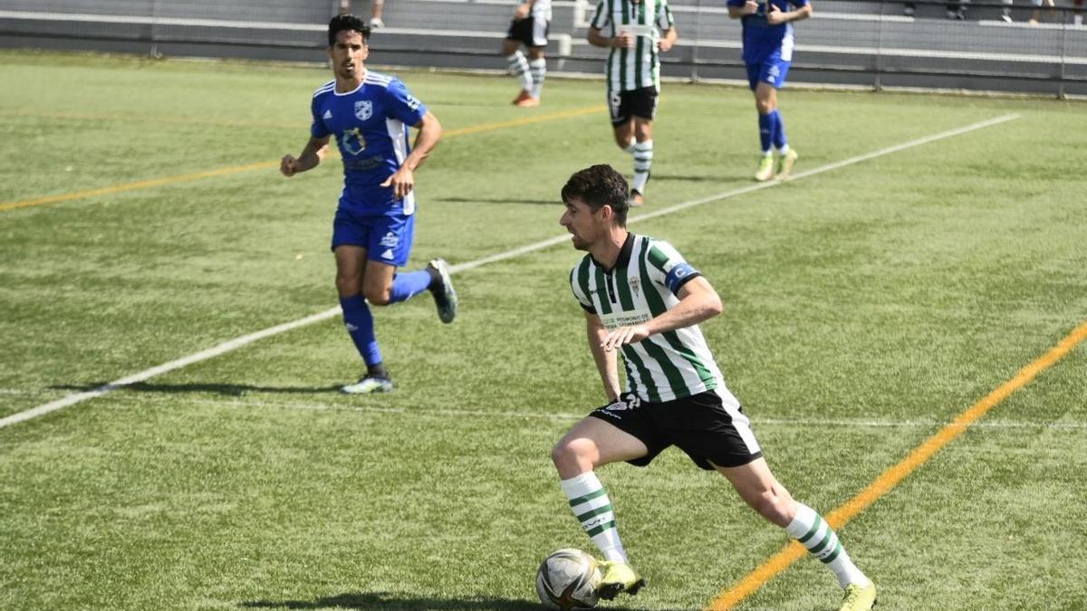 Javi Flores, en una acción del partido en la Ciudad Deportiva de Maspalomas.