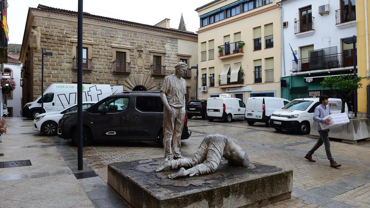 Plasencia no ha ejecutado una sentencia que obliga a restaurar una escultura.