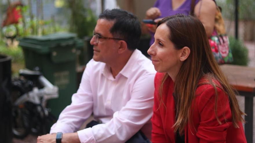 Esther Nevado junto al portavoz socialista José Antonio Serrano
