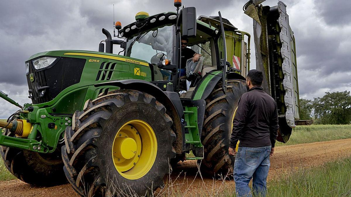 Un joven agricultor y ganadero de Andavías. | Jose Luis Fernández