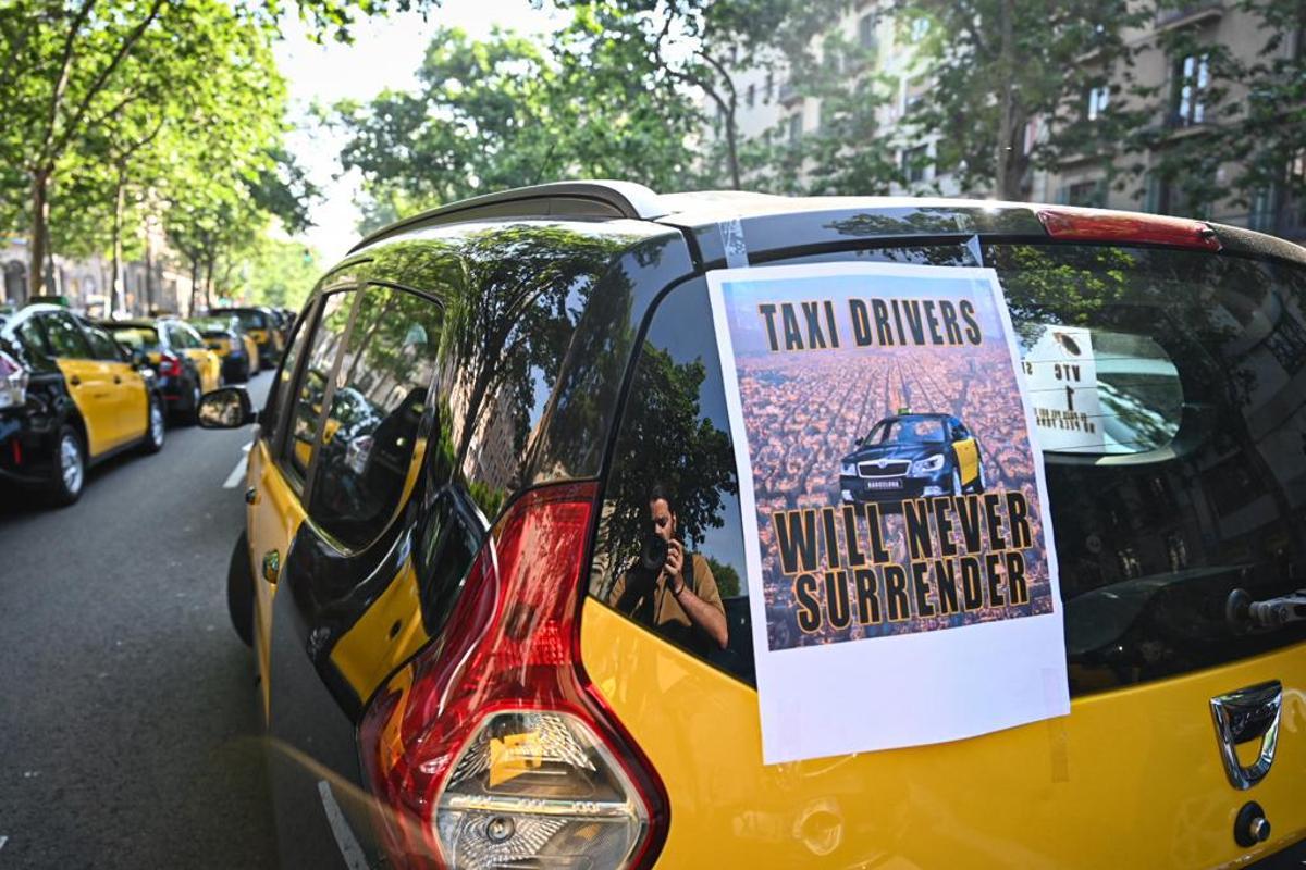 Uno de los carteles que han podido verse durante la marcha de taxis