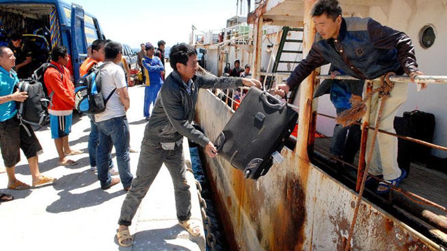 Un pesquero chino encalla en Gando y es remolcado al muelle de Arinaga