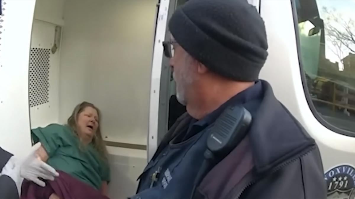 Vídeo | Mor una dona d’un ictus en un furgó policial després de ser donada d’alta de l’hospital