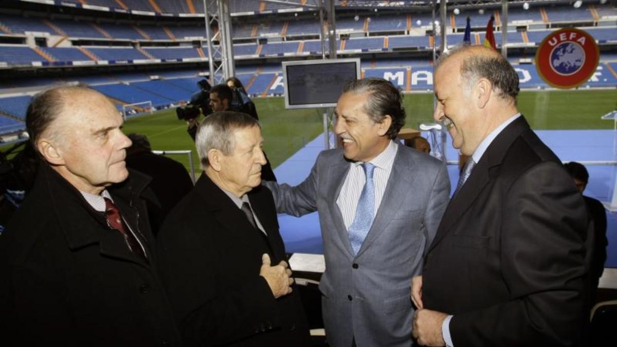 Lucien Muller y Raymon Kopa conversando con Diego Lopez Garrido y Vicente del Bosque