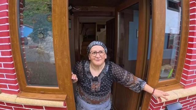 La Tere, davant de casa seva.