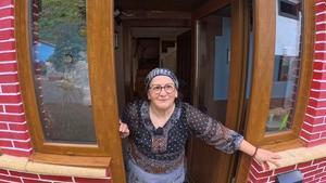 Tere, delante de su casa, en un pueblo abandonado de Asturias.