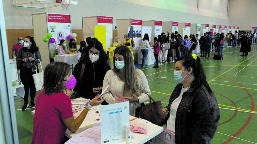 Interior del pabellón del Campus Viriato de Zamora, donde se celebró la Feria de Bienvenida de la USAL, recuperada este año.