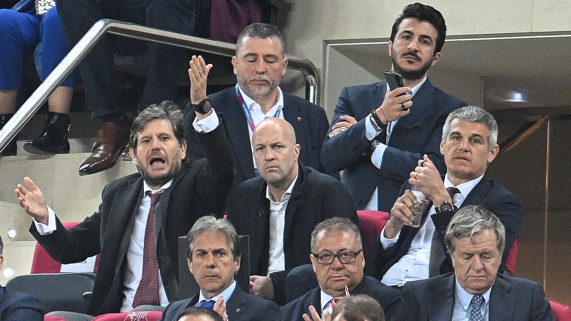 Barcelona 05.04.2023. Deportes. , Mateo Alemany sigue el encuentro junto a Jordi Cruyff y Enric Masip en el palco durante el partido de vuelta de las semifinales de la Copa del Rey entre el FC Barcelona, Barça, y el Real Madrid en el Spotify Camp Nou. Fotografía de Jordi Cotrina