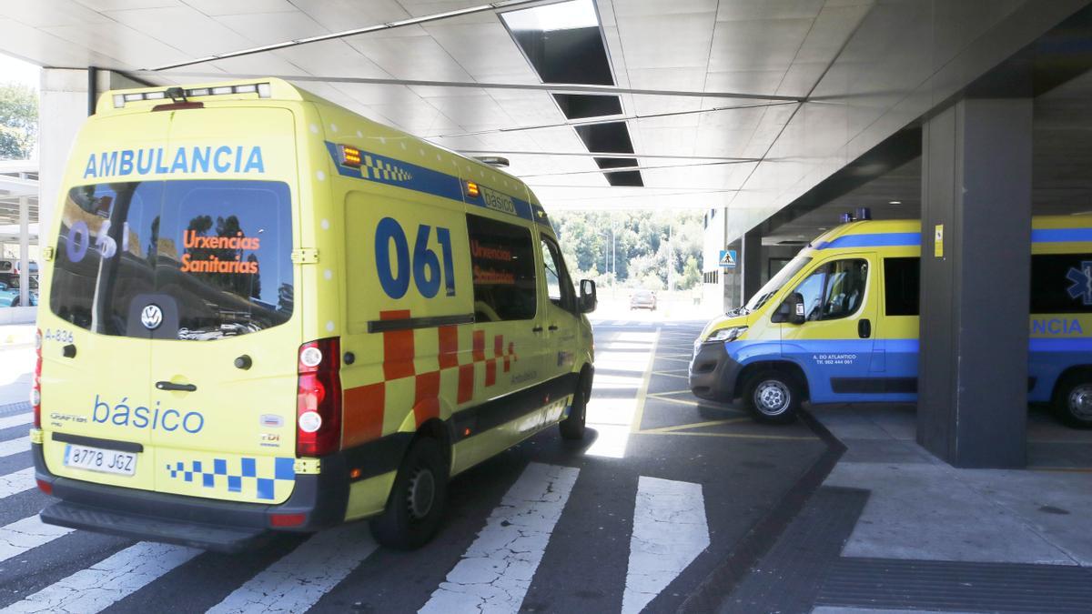 Ambulancias en la entrada del Álvaro Cunqueiro.