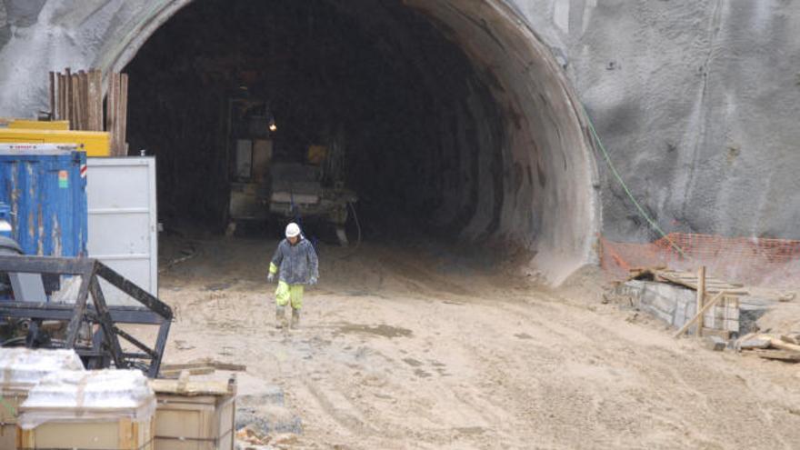 Trabajos de excavación en la boca del túnel de Lubián durante la mañana de ayer.