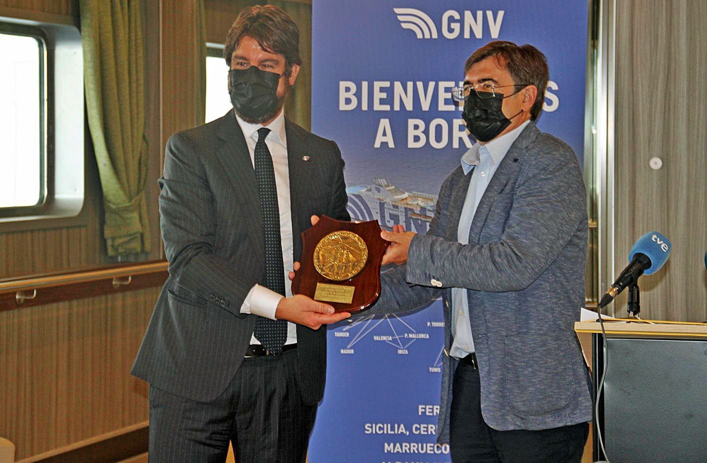 El CEO de GNV Matteo Catani y el presidente de la Autoritat Portuària Francesc Antich. |