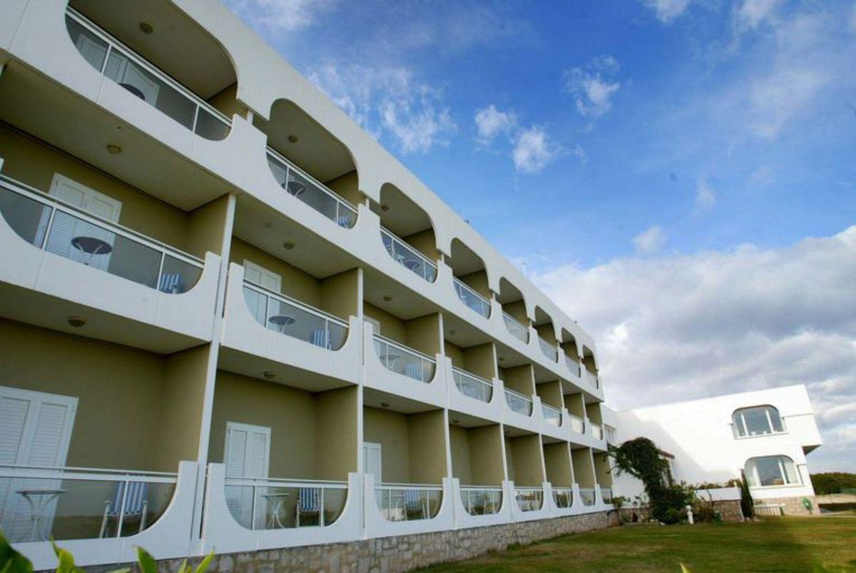 Terraza de una de las suites del parador del Saler con vistas a la piscina y las dunas de la playa del Saler . a.s.