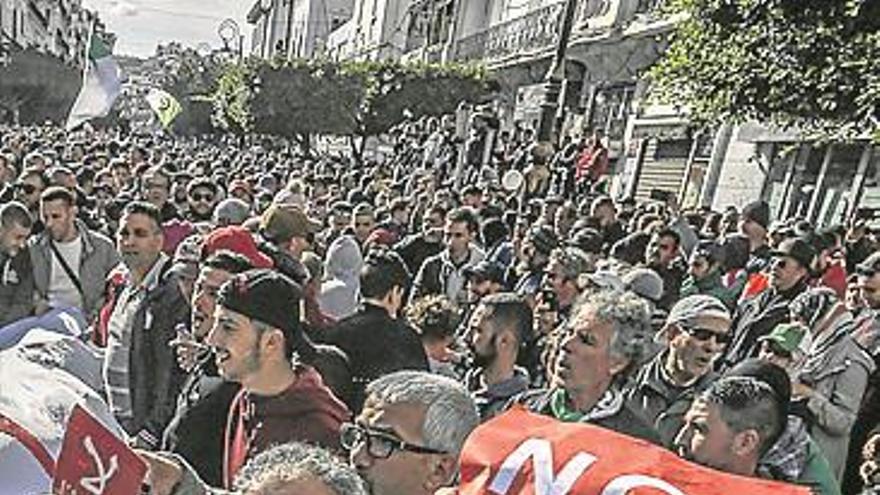 Los ciudadanos de Argelia dan la espalda y dicen ‘no’ a las urnas