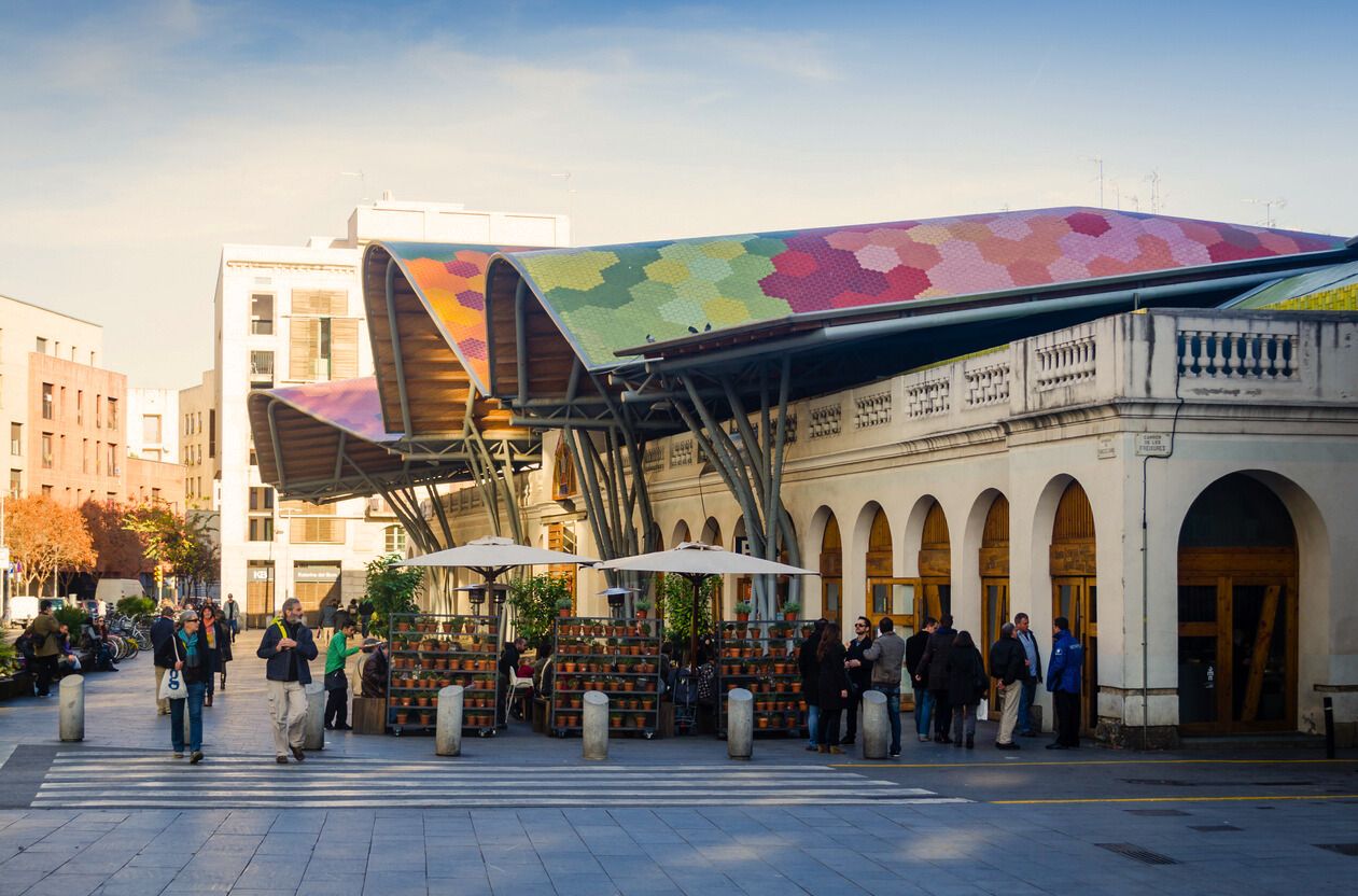 El edificio del mercado destaca por su impresionante techo