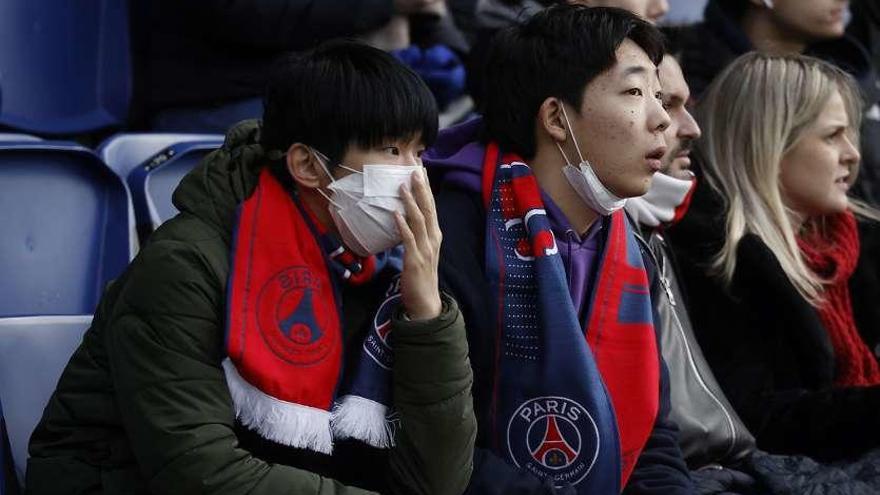 Aficionados del PSG en el partido PSG-Dijon de ayer en París. // Yoan Valat