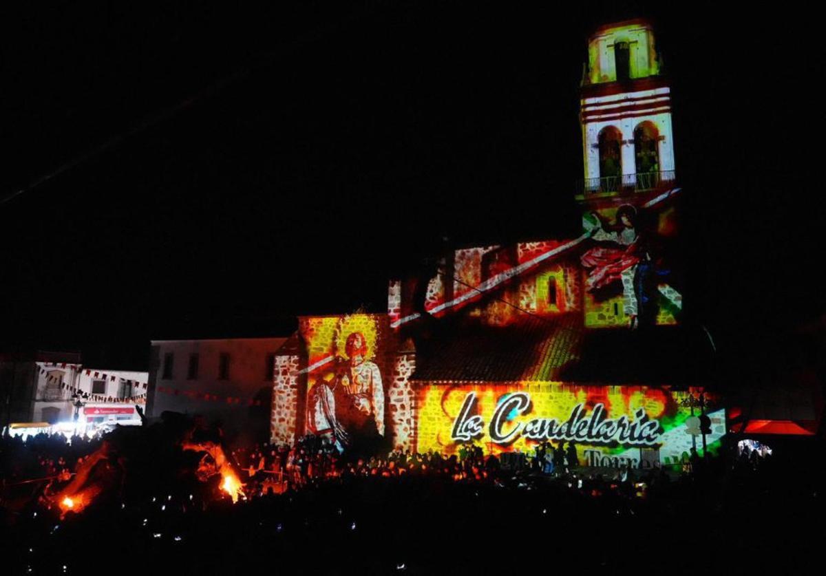 Vídeo mapping con danza aérea sobre la fachada de la parroquia.
