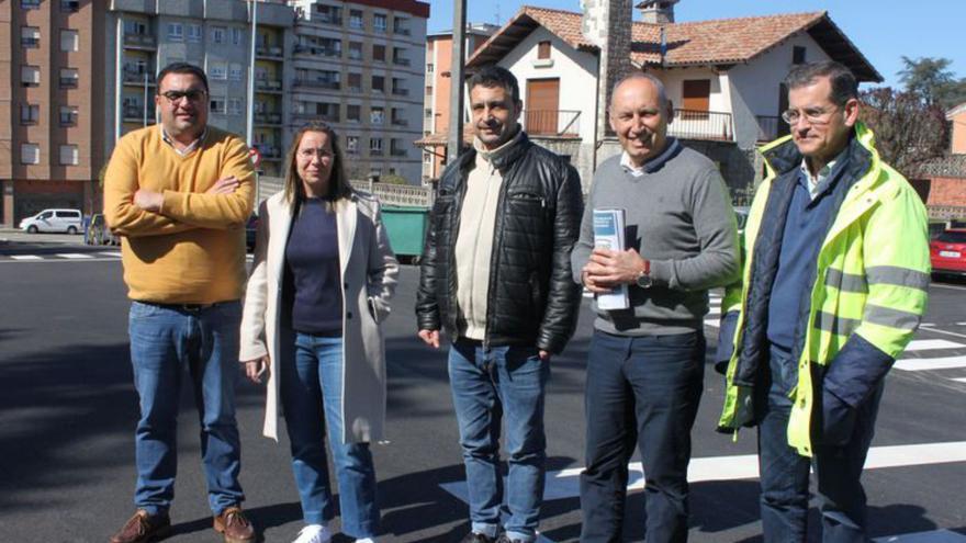 Las calles del entorno de Juan Hevia, en el este de la Pola, estrenan pavimento