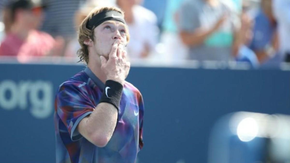 Rublev celebrando la victoria