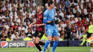 Haaland se lamenta ante Courtois durante el Madrid-City del Bernabéu.