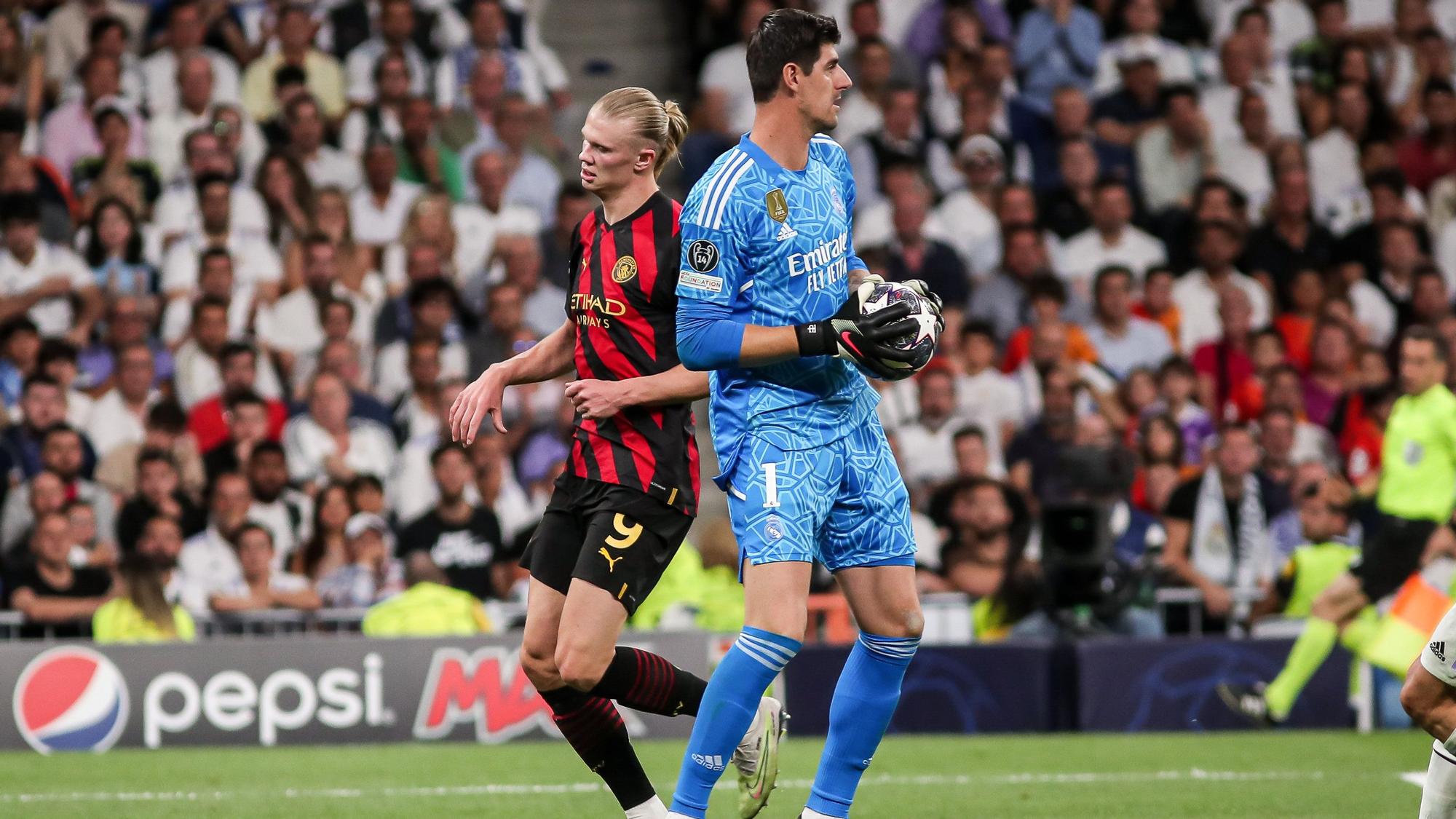 Haaland se lamenta ante Courtois durante el Madrid-City del Bernabéu.