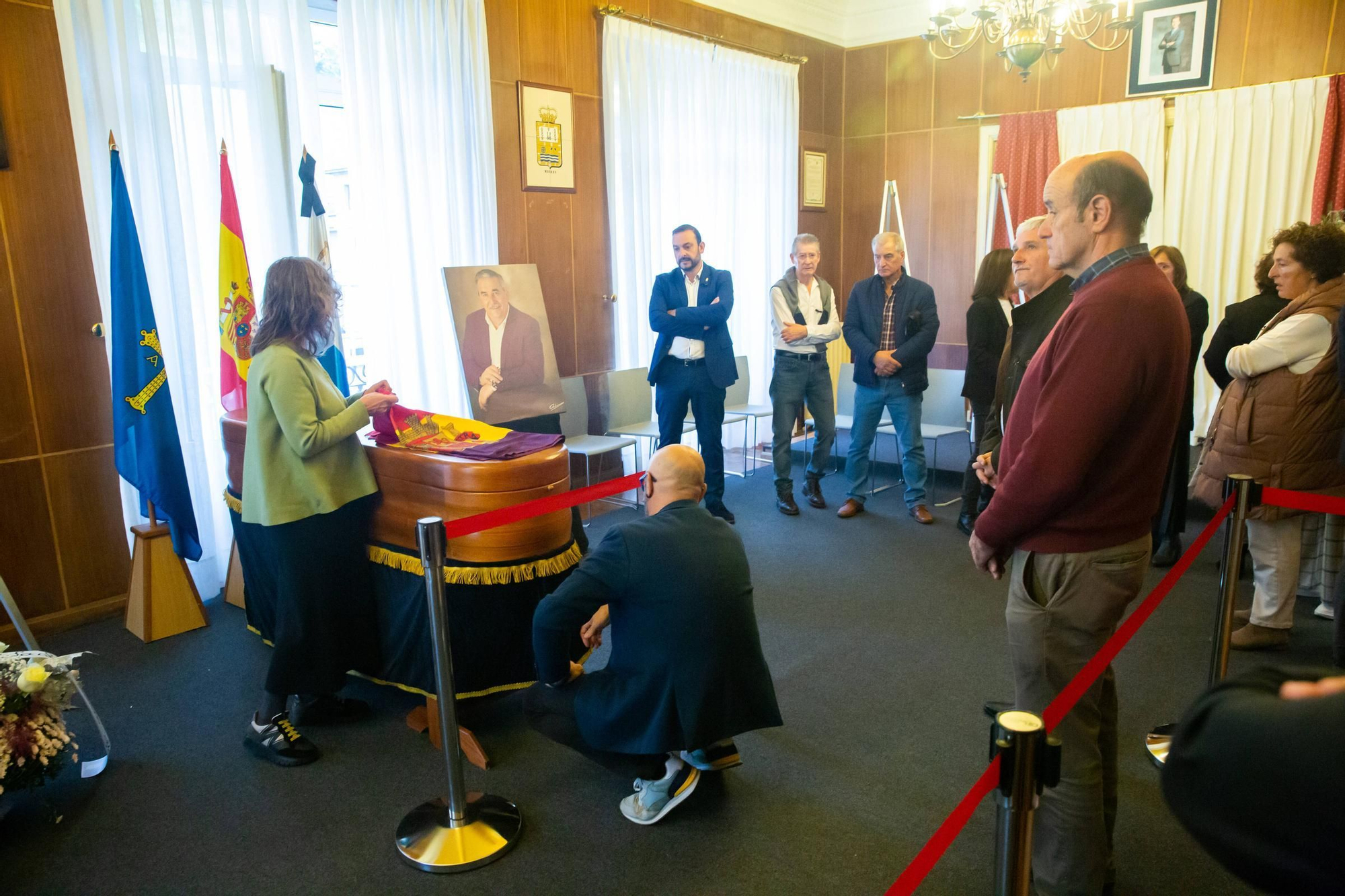 La capilla ardiente de Aníbal Vázquez en el Ayuntamiento de Mieres