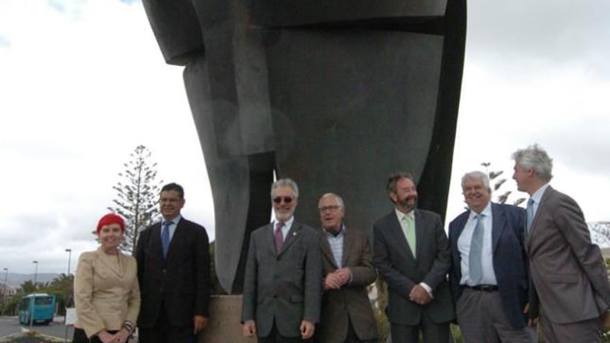 De izqda. a dcha.: Bolta, Lobo, Regidor, Chirino, Alonso, Siemens y Sánchez, ayer, en la inauguración. i A. MARRERO