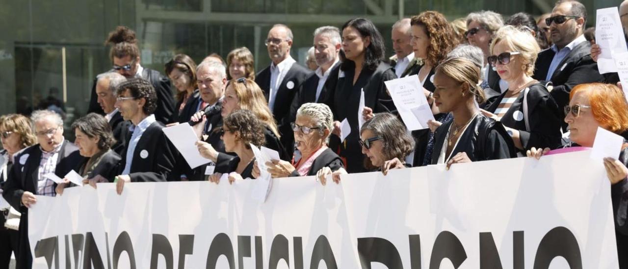 La jornada reivindicativa de los abogados del turno de oficio de Vigo incluyó una concentración ante la Ciudad de la Justicia.
