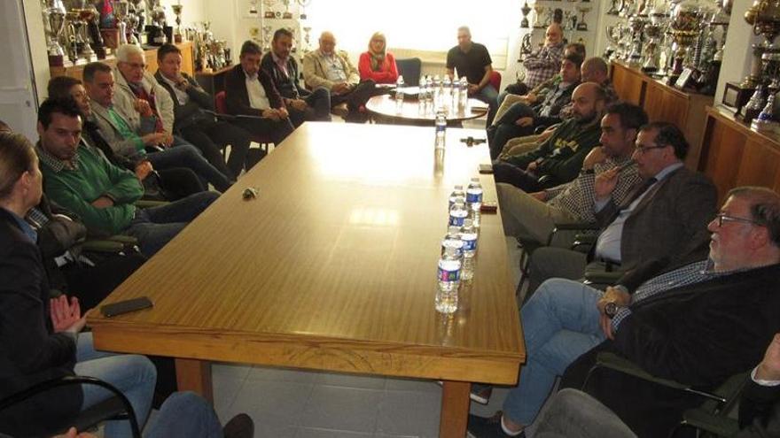 Vista general de la sala durante la reunión celebrada este lunes.