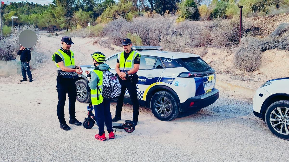 Dos agentes de la Policía Local de Aspe junto a un joven en patinete.