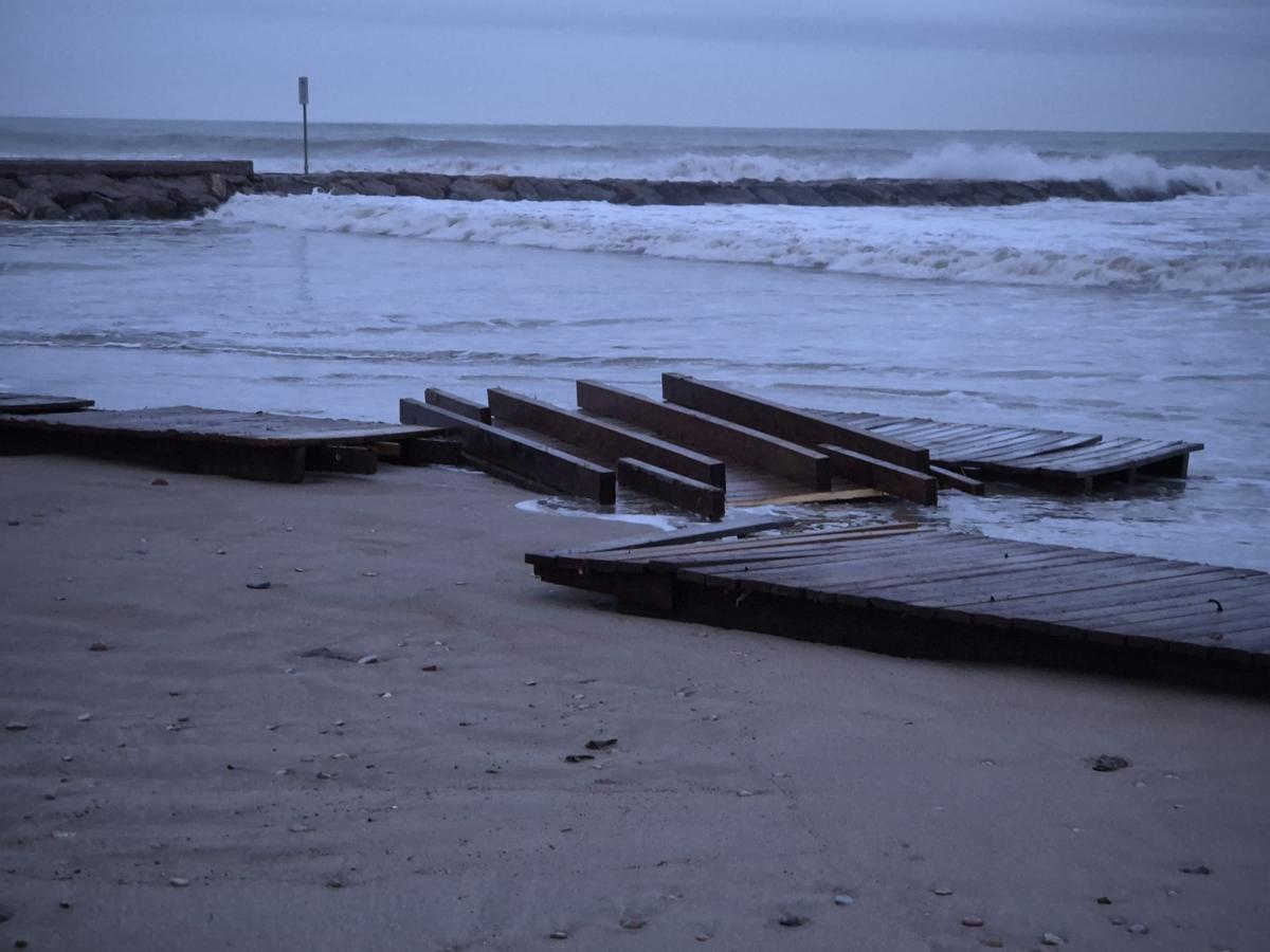 La borrasca provocó numerosos destrozos en todo el litoral de Benicàssim.