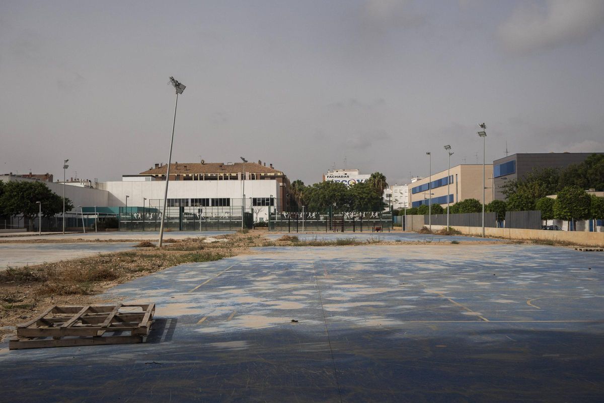Polideportivo de Benetússer, esperando a ser rehabilitado, en una imagen de hace unos días.