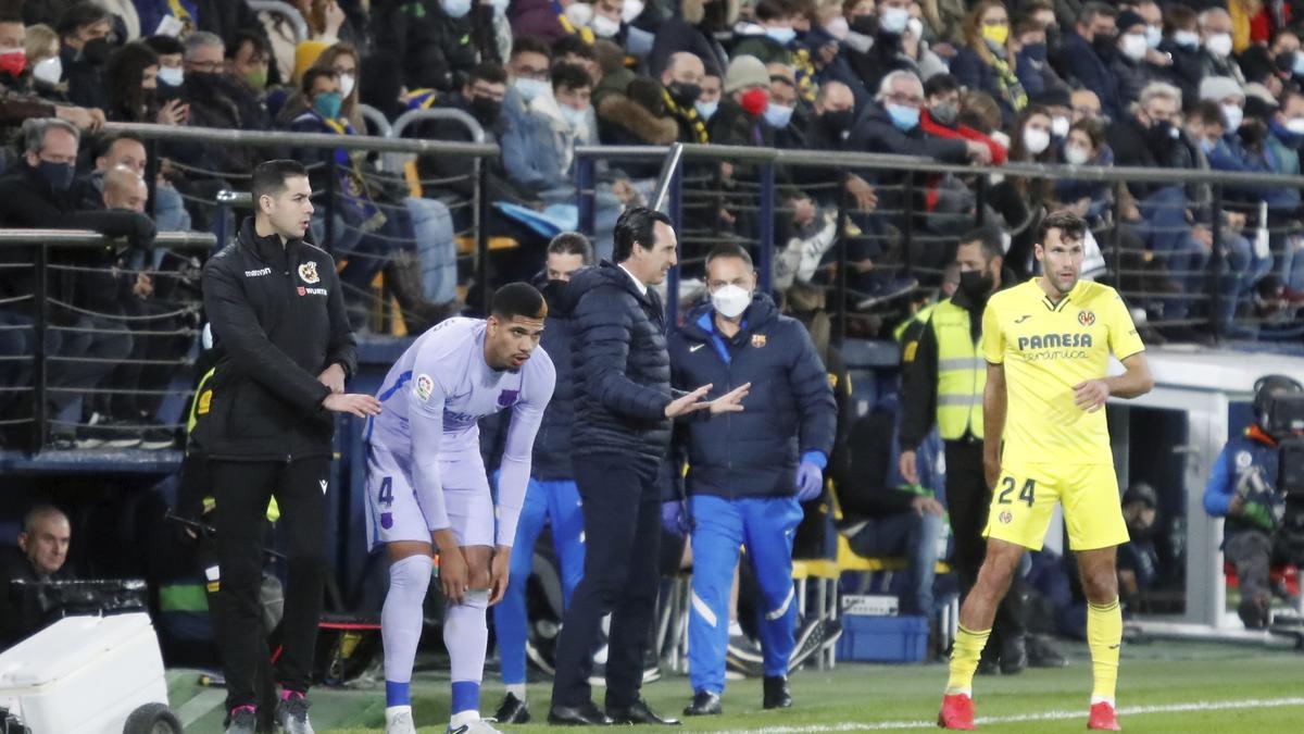 Unai Emery pide calma a sus jugadores en el Villarreal-Barcelona.