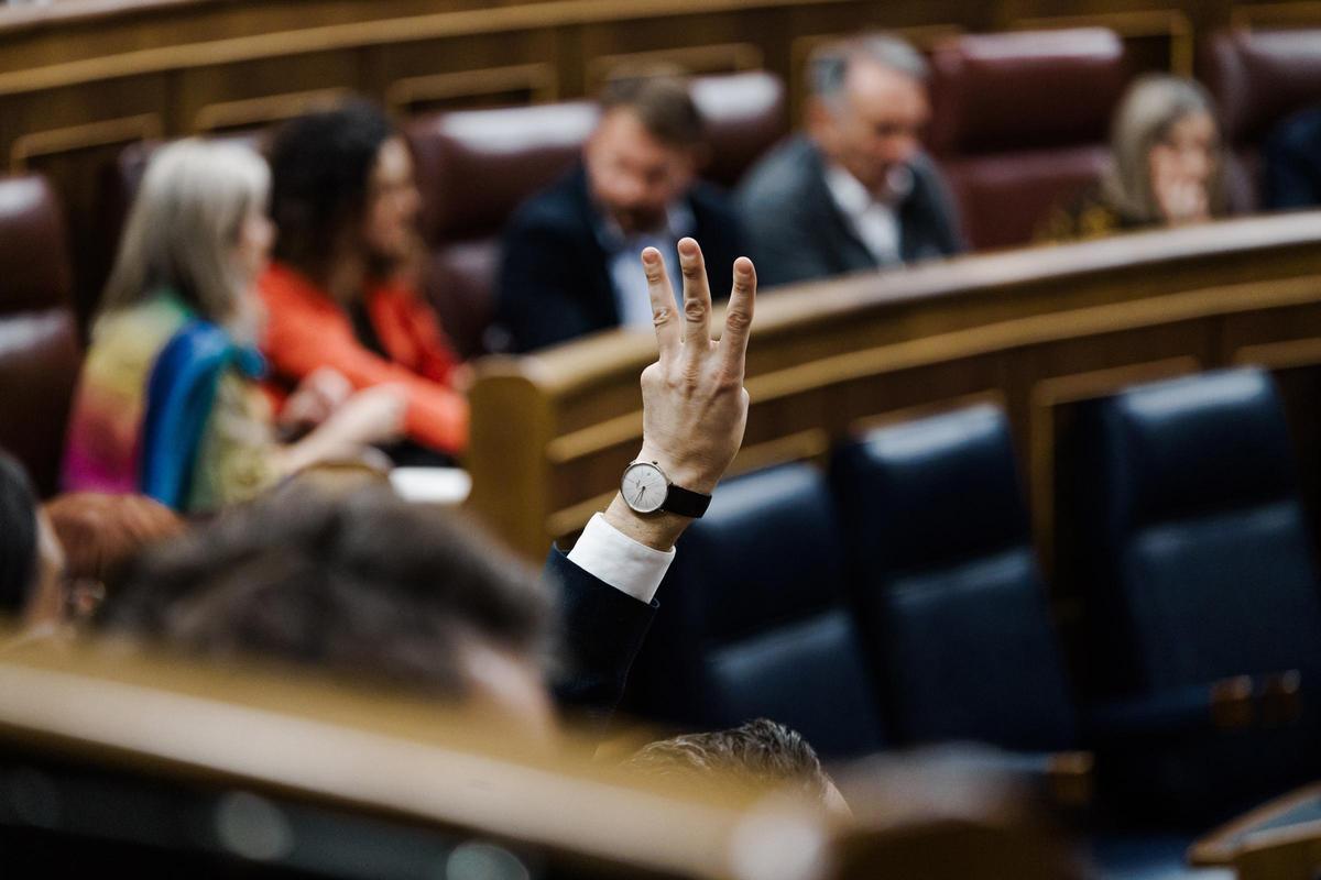 Una persona indica el número de votación durante una sesión plenaria, en el Congreso de los Diputados.