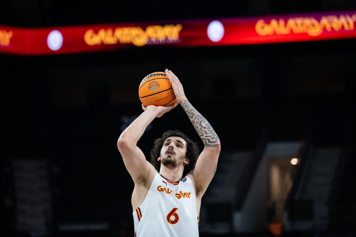 Sadik Emir Kabaca lanza un tiro libre con el Galatasaray.