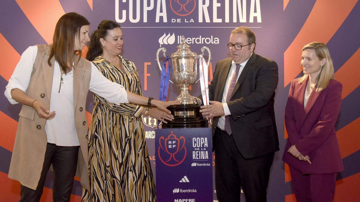 El trofeo de la Copa De La Reina brilla en el colegio imperial de Santiago con los colores de los equipos finalistas.