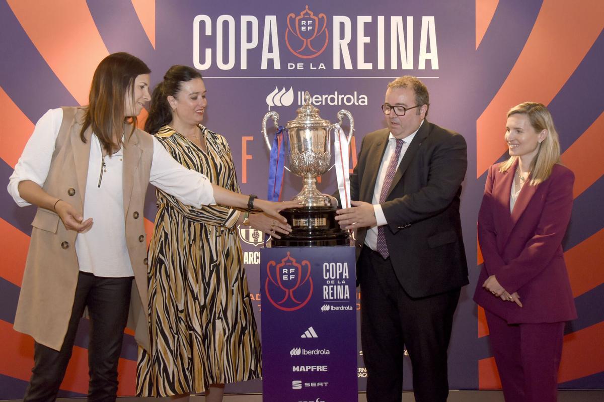 Reyes Bellver, de la Federación de Fútbol femenino; Manuel Torralba, de la federación aragonesa; Lorena Orduna, alcaldesa de Huesca, y Cristina García directora general de deportes del Gobierno de Aragón, durante la presentación de la final de la Copa de la Reina