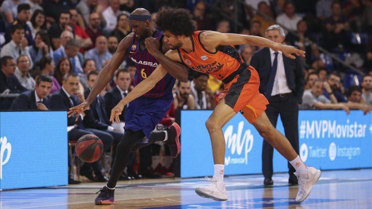 Singleton y Labeyrie pugan por un balón durante el duelo