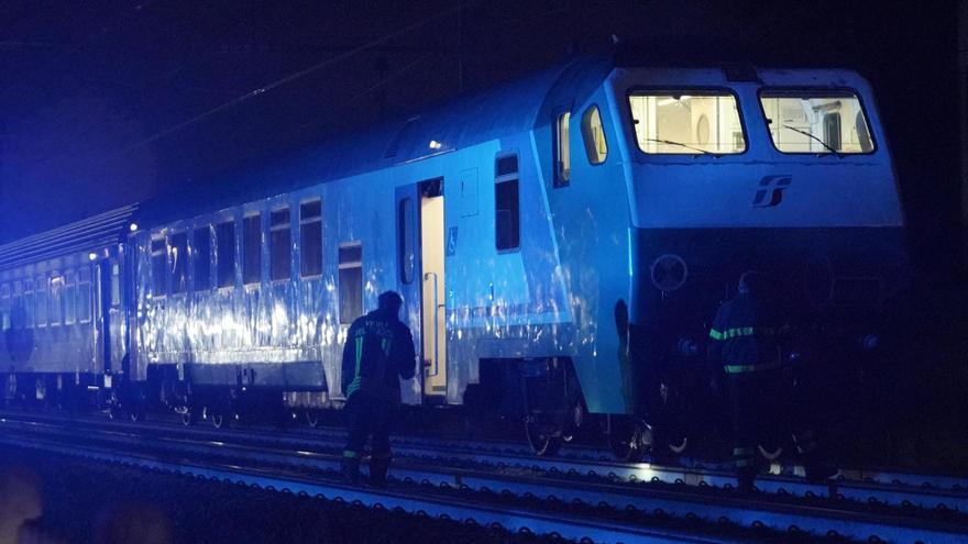 Bomberos cerca del tren regional que ha atropellado a varios trabajadores de mantenimiento de las vías cerca de la estación de Brandizzo, Turín.