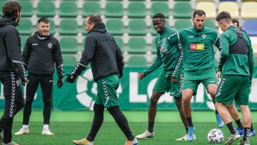 Los jugadores del Elche, durante el entrenamiento de este sábado