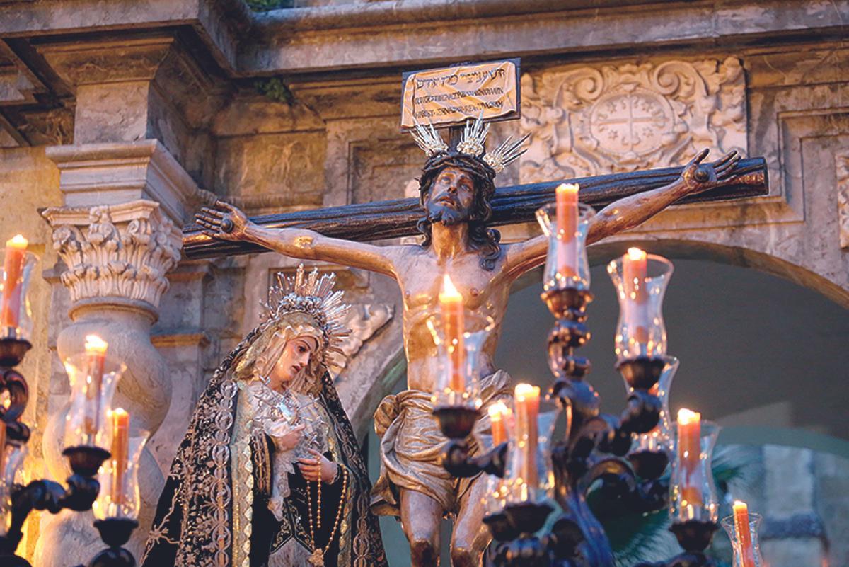 EXPIRACIÓN DE SAN PABLO. EL CRISTO DE LA EXPIRACIÓN SE RELACIONA CON UN ESCULTOR QUE CONOCE LAS FORMAS DE LOS MENA. LA IMAGEN SE TALLÓ SOBRE EL AÑO 1675 Y PROCESIONA EL VIERNES SANTO