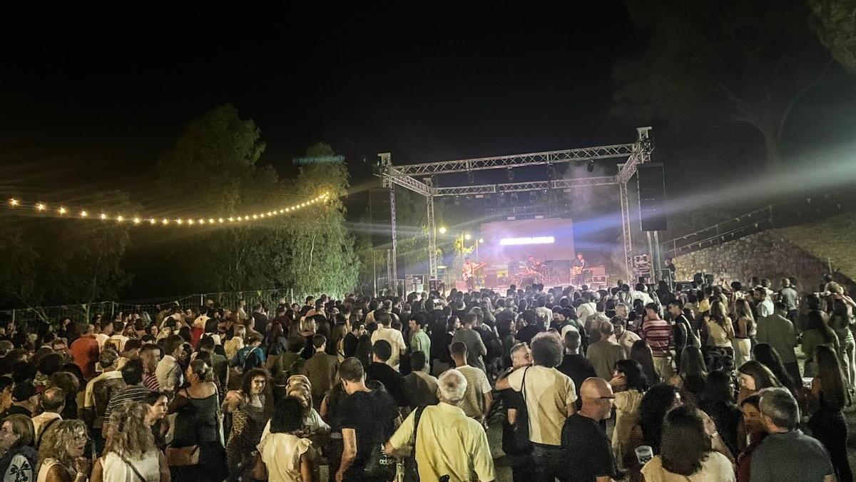 Público en las laderas del Castillo de Luna de Alburquerque durante uno de los conciertos del fin de semana.