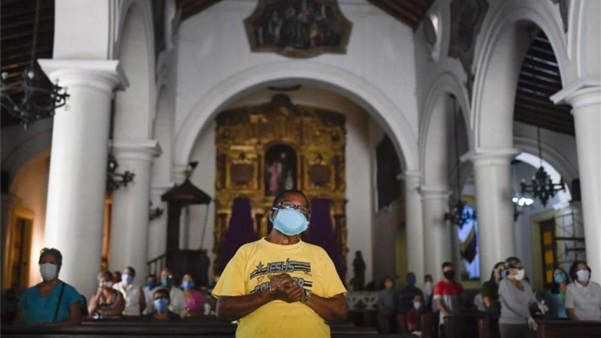 Fieles asisten a una misa en Caracas en plena crisis de coronavirus.