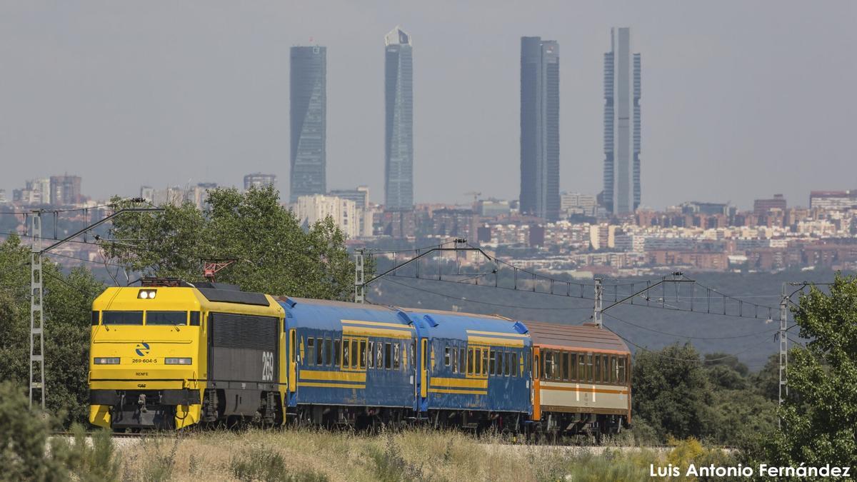 El tren, a su salida de Madrid.